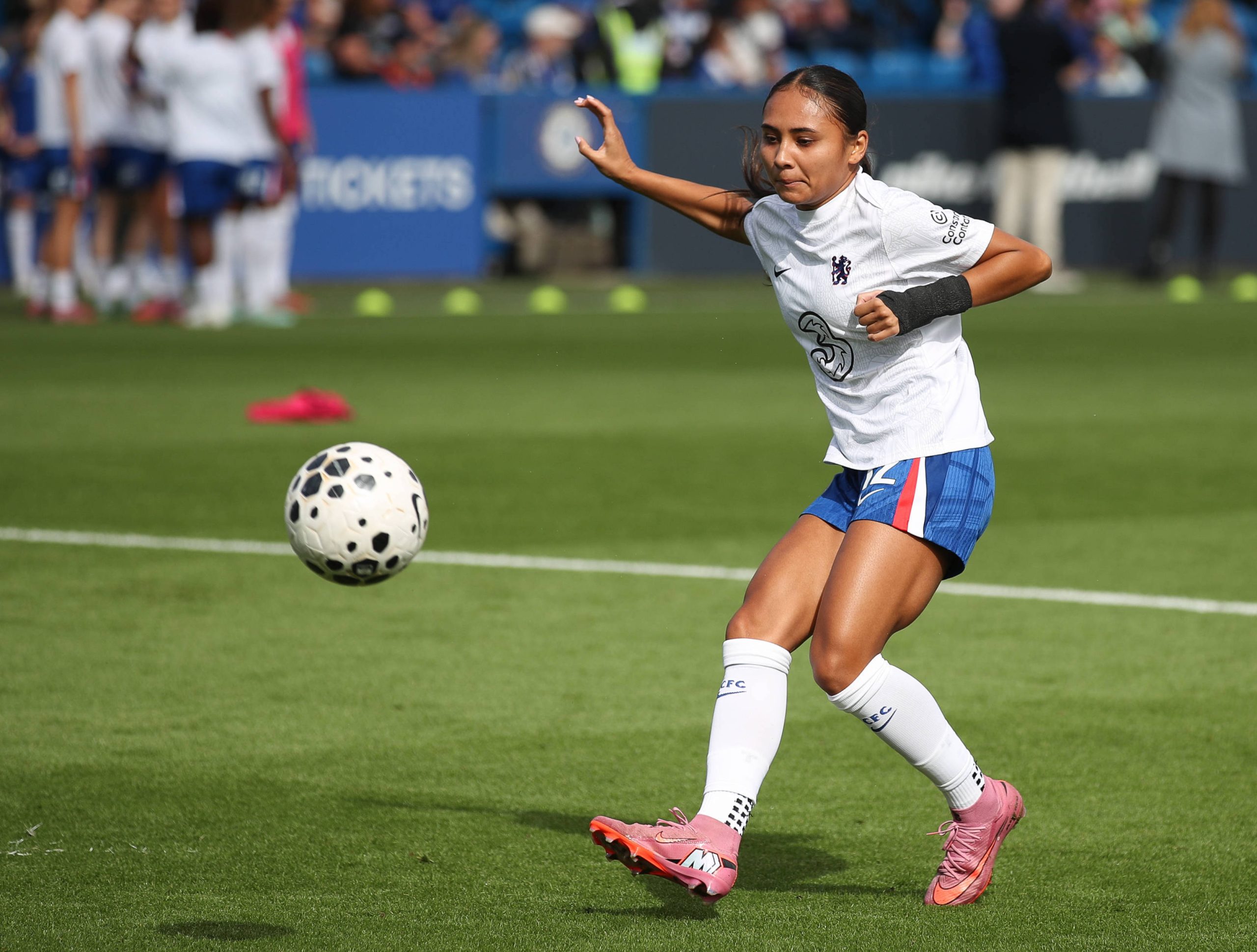 Manchester City maintains six-point lead over Chelsea in WSL
